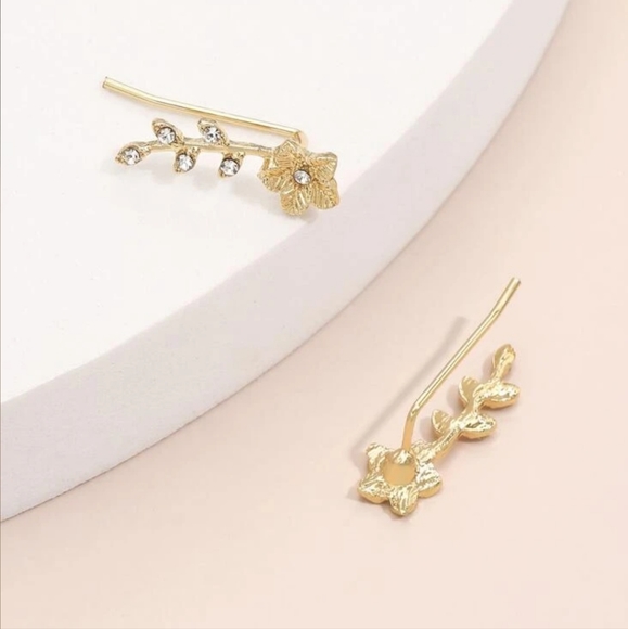 ✨️✨️NEW✨️✨️STUNNING!! FLOWER Ear Climber Earrings with Tiny CZ'S in GOLD Plating - Picture 3 of 14